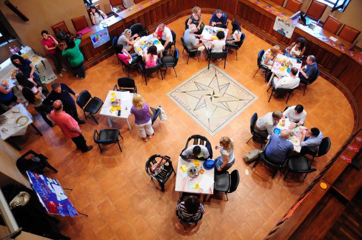 A group of people sitting around tables

Description automatically generated